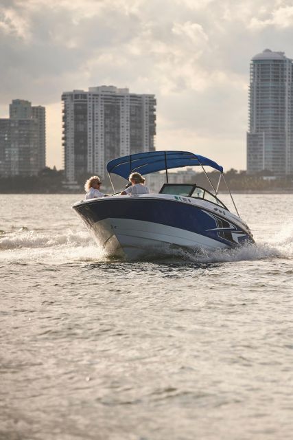 1 hour Miami Private Boat Ride with champagne and captain - Key points to know before booking
