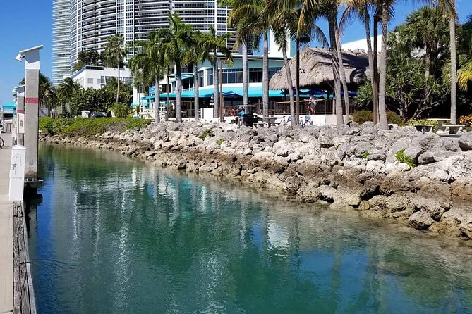 24 Ft Miami Bay: Private Boat, Gas Included , 6 people, Captained - Music, swimming, and activities that are not allowed