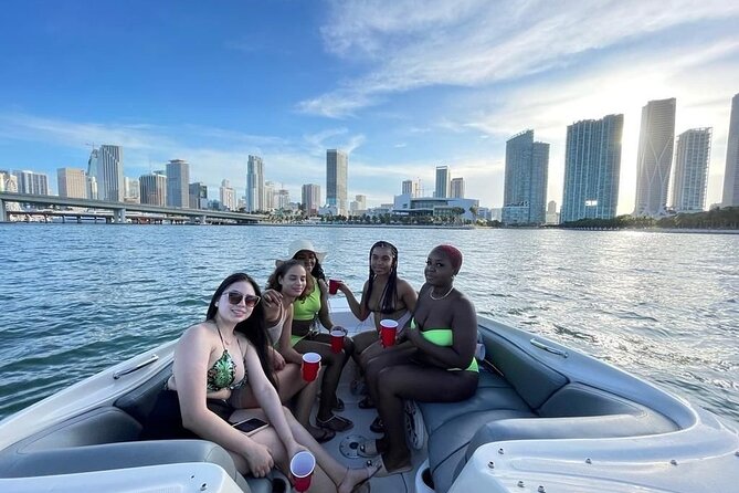 26 Ft Boat, Miami Bay Tour for 2 or 4 hours. 10 people - Picking your captain and planning the route