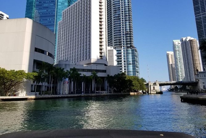 26 Ft Boat, Miami Bay Tour for 2 or 4 hours. 10 people - Why four hours is usually the better choice