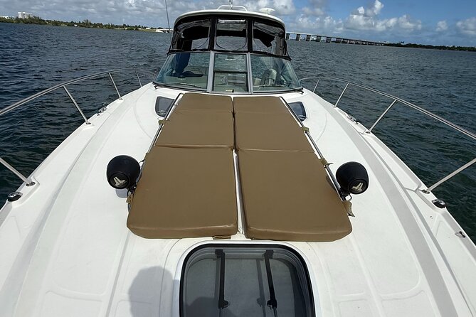 37 Ft Yacht Yacht for 2 or 4 hours, Bluetooth, In the Miami Bay - Monument Island if the clock allows
