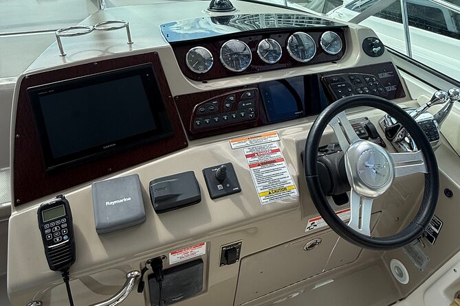 37 Ft Yacht Yacht for 2 or 4 hours, Bluetooth, In the Miami Bay - What the captain adds to the experience