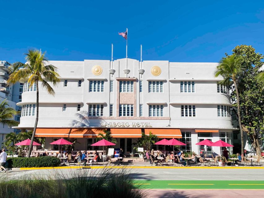 Art Deco Tour of South Beach in French - Ocean Drive, where Miami Beach puts on a show