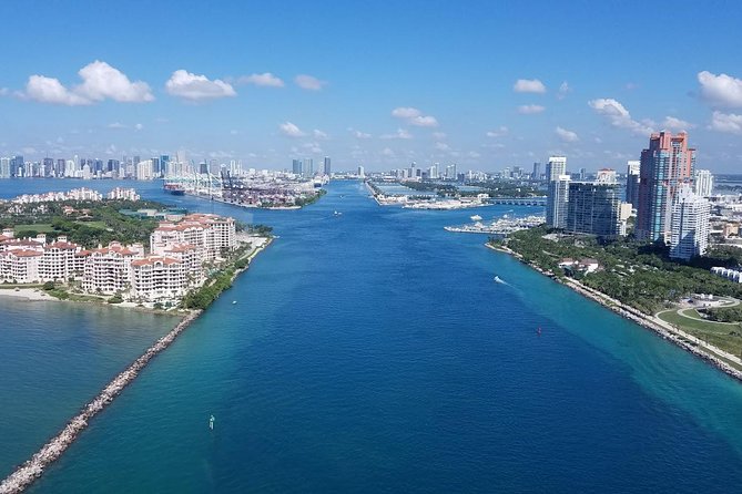 Biscayne Bay and Celebrity Island Homes Boat Tour 90 Minute - Downtown Miami from the bay