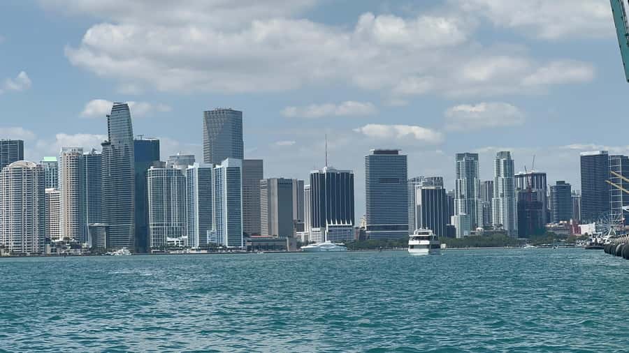 Hop-on Hop-off Water Taxi in Miami and Miami Beach - What happens at Bayside Marketplace