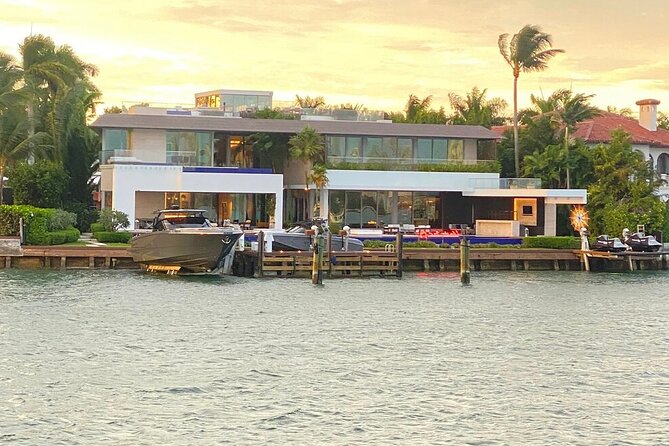 Miami and Bayside 90 min Cruise of Celebrity Islands - Bayside Marketplace makes the meeting point easy