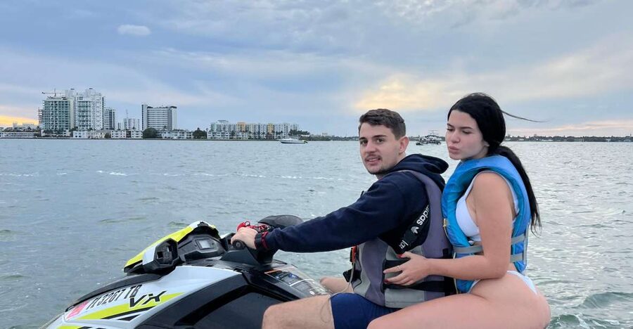 Miami Beach: Jetski Rental Experience with Boat and Drinks - Moving from the boat to the jetskis