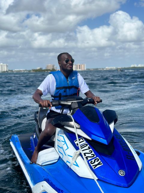 Miami Beach Jetskis + Free Boat Ride - Finding the staff near 2400 Collins Avenue