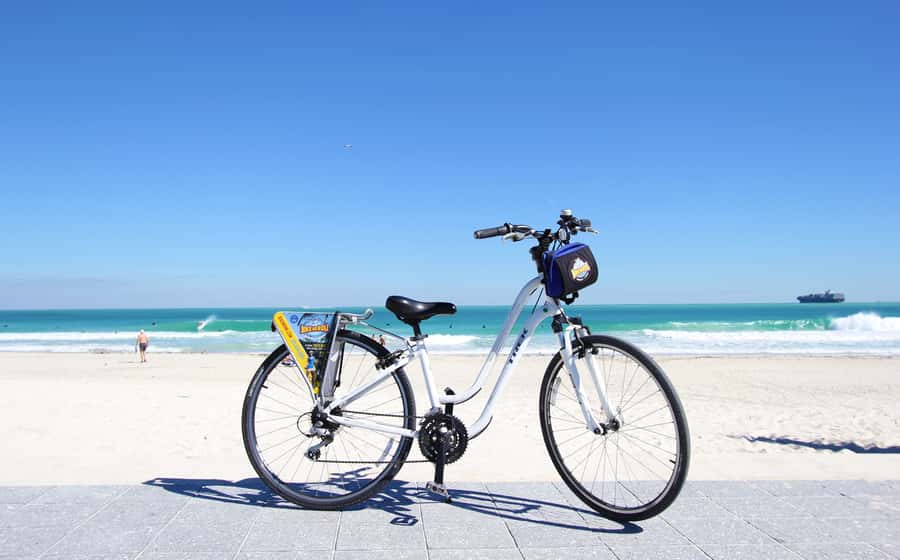 Miami: Bike Rental - Rolling through South Beach’s Art Deco District