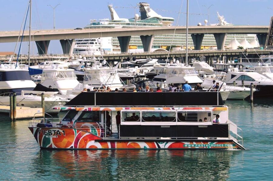 Miami: Biscayne Bay Celebrity Homes Sightseeing Cruise - Island homes and the celebrity house search