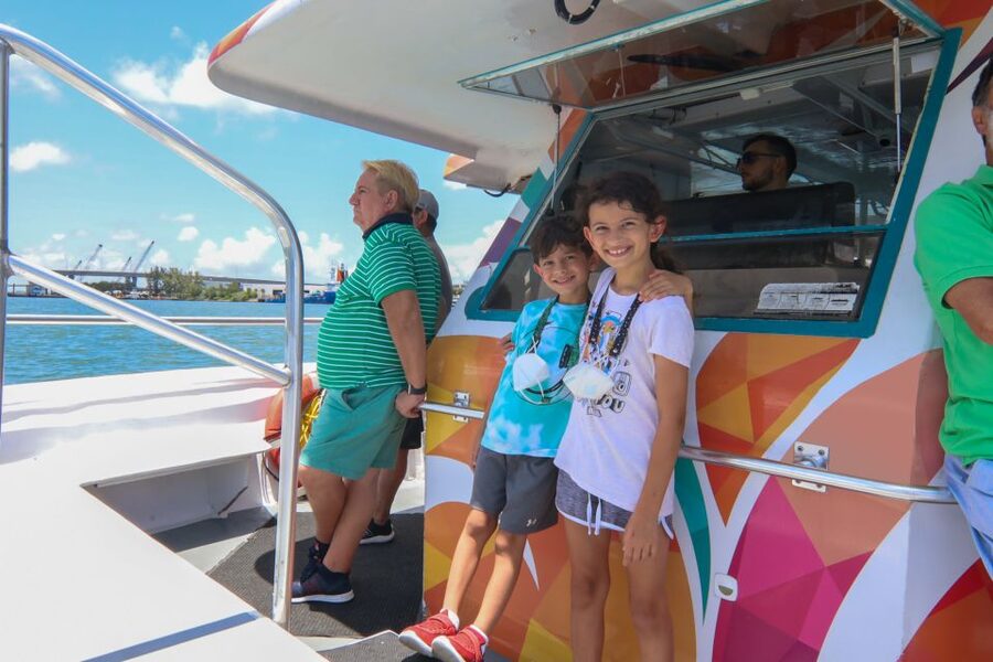 Miami: Biscayne Bay Celebrity Homes Sightseeing Cruise - Crowding, sound, and the bilingual narration