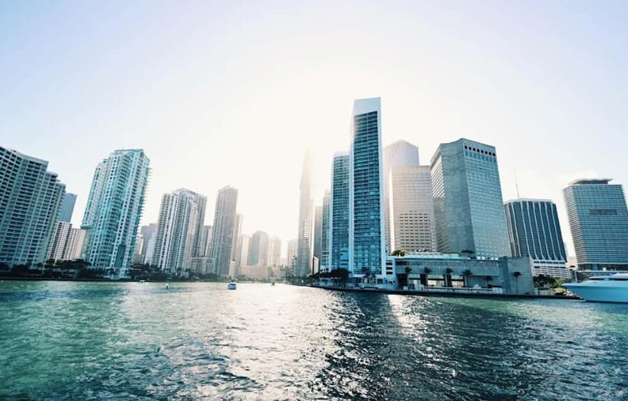 Miami: Biscayne Bay Millionaire's Homes Sightseeing Cruise - The Venetian Islands and Hibiscus Island