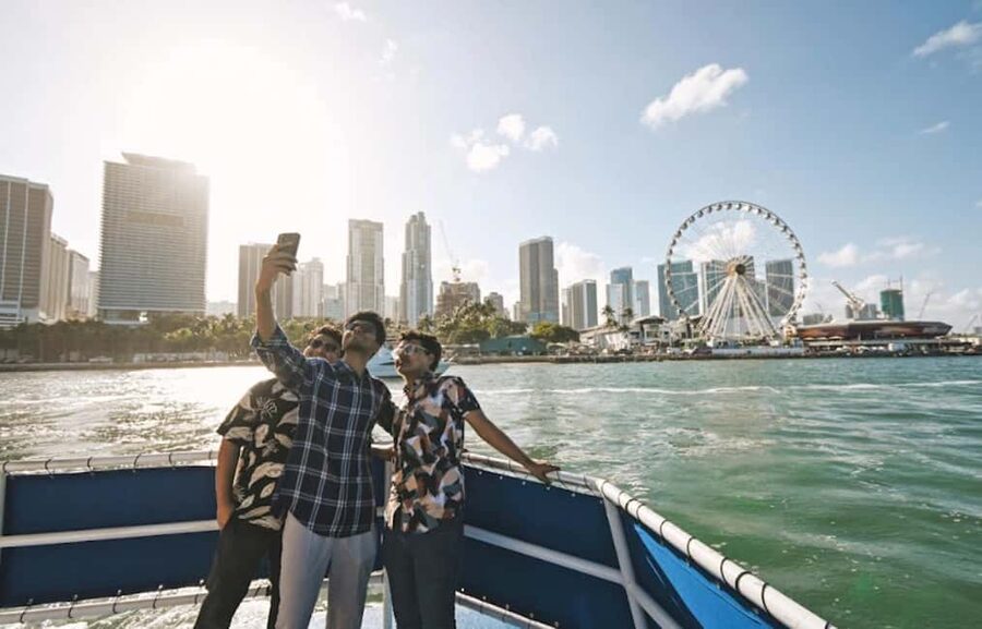 Miami: Biscayne Bay Millionaire's Homes Sightseeing Cruise - Fisher Island, South Beach, and the cruise ships