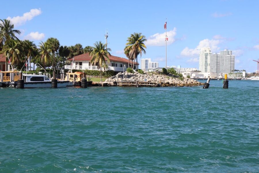 Miami Biscayne Bay: Sunset Boat Cruise & Millionaire Homes - The first views: port, towers, and open water