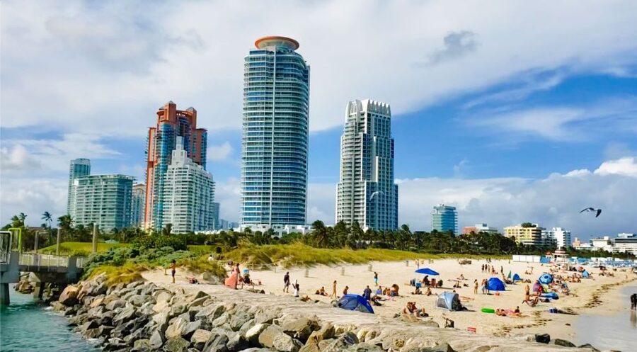Miami Biscayne Bay: Sunset Boat Cruise & Millionaire Homes - Venetian Islands and Miami Beach from the bay