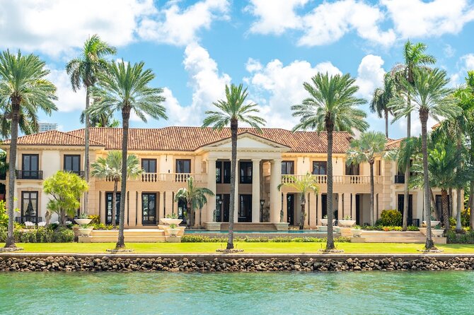 Miami Boat Tour - Celebrity Homes & Millionaire Mansions - Boarding at Bayside Marketplace