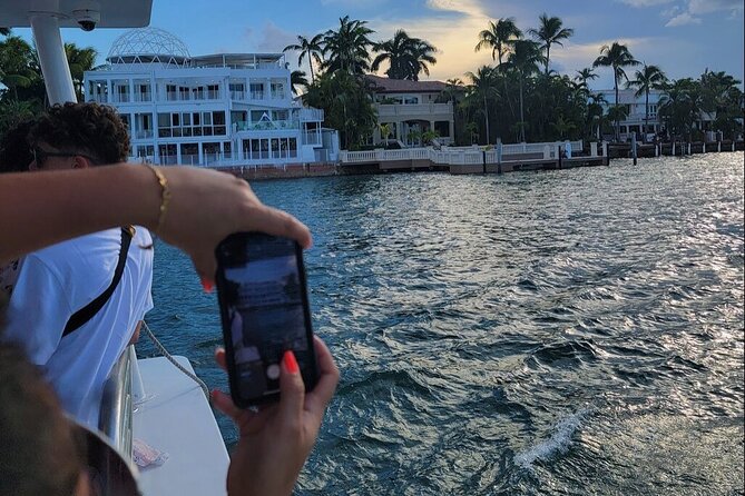 Miami Boat Tour of Celebrity Homes & Miami River Skyline 360 View - Bayside Marketplace and the downtown departure