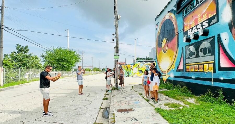 Miami: City Sightseeing and millionaire row boat tour - Coconut Grove from the vehicle