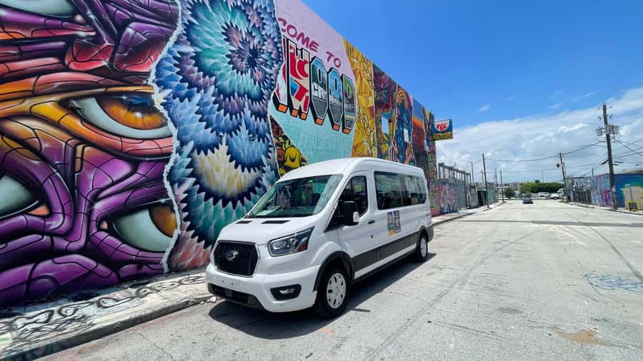 Miami: City Sightseeing and millionaire row boat tour - Guides, group feel, and comfort
