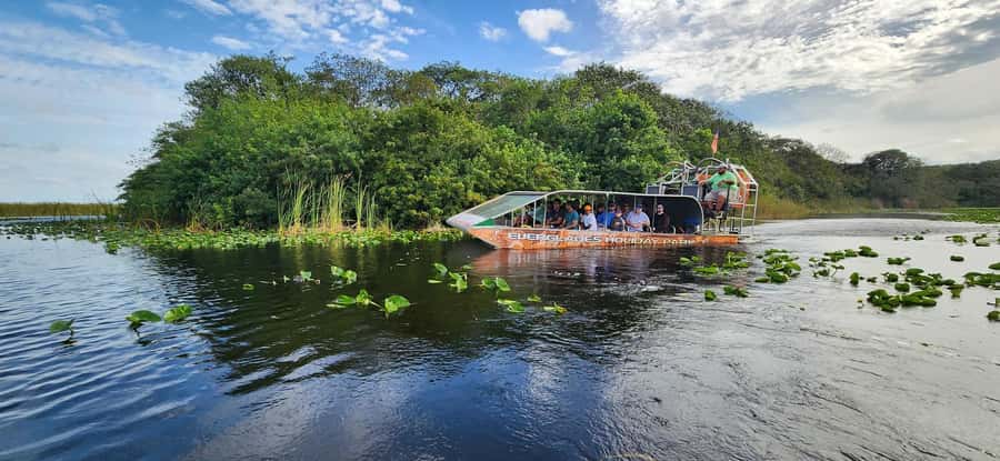 Miami: Everglades Airboat, Gator Encounter & Bus Transfer - Arriving at Everglades Holiday Park