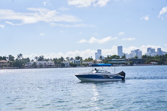 Miami Express Private Boat a 1- Hour Luxury Experience - Leaving from Coconut Grove instead of the Miami River