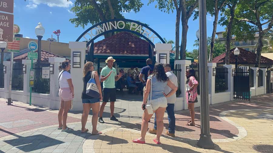 Miami: highlights Walking & Sightseeing tour - Guides, language, and group size