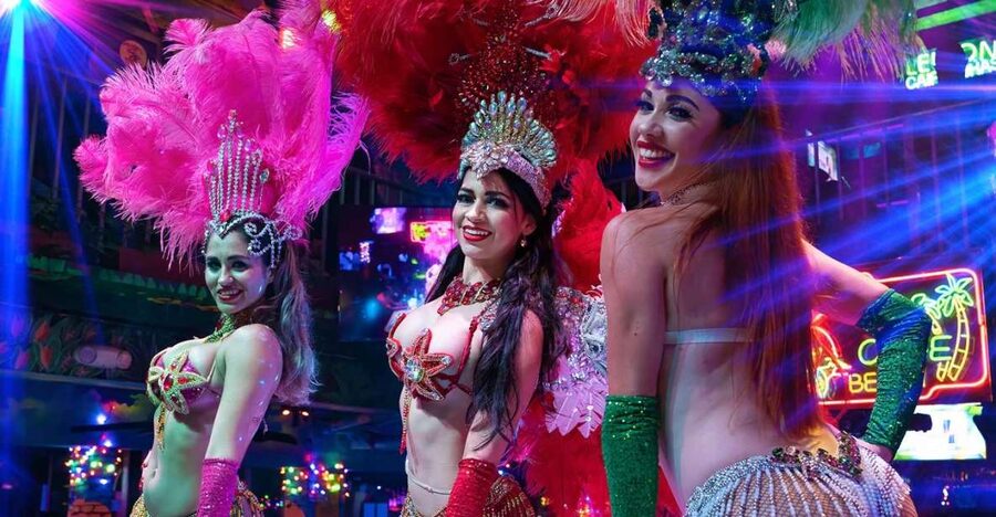 Miami: Mango's Tropical Cafe Dinner & Show - Dinner at your table, with a credit to use