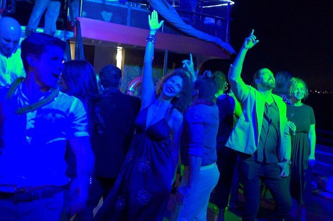 Miami Party Boat Cruise Music & Skyline Views - Drinks, snacks, and the welcome cocktail
