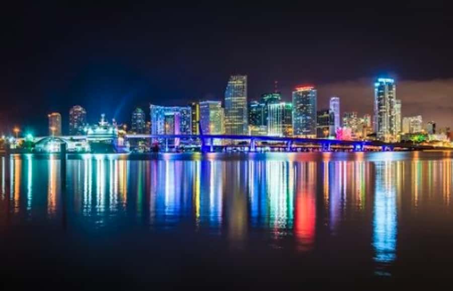 Miami: Party Yacht Cruise with Open Bar and DJ - Who will enjoy this Miami party cruise