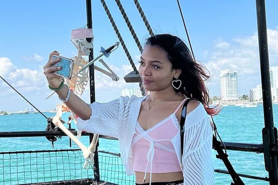 Miami Pirate Boat Cruise: Skyline & Millionaire Homes - Boarding at Miami Aqua Tours