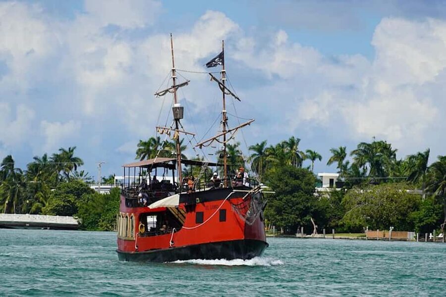 Miami Pirate Boat Cruise: Skyline & Millionaire Homes - Venetian Islands and Star Island