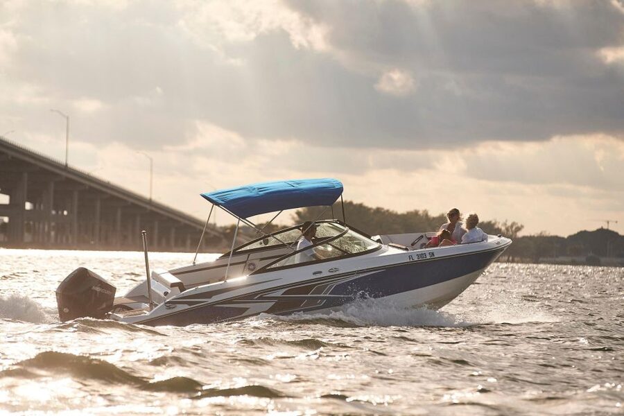 Miami: Private Boat Rental with champagne and captain - Starting beside Monty’s in Coconut Grove