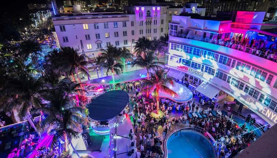 Miami Pub Crawl + Clubbing Experience - Starting on Ocean Drive and meeting the group
