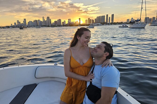 Miami Shared Boat tour, 2 hours on a 24 ft boat. 6 people total. - Music, drinks, and the easygoing mood