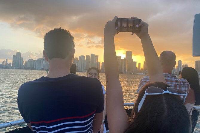 Miami Skyline: Happy Hour Cruise Music & Cash Bar - Star Island and the famous-home views