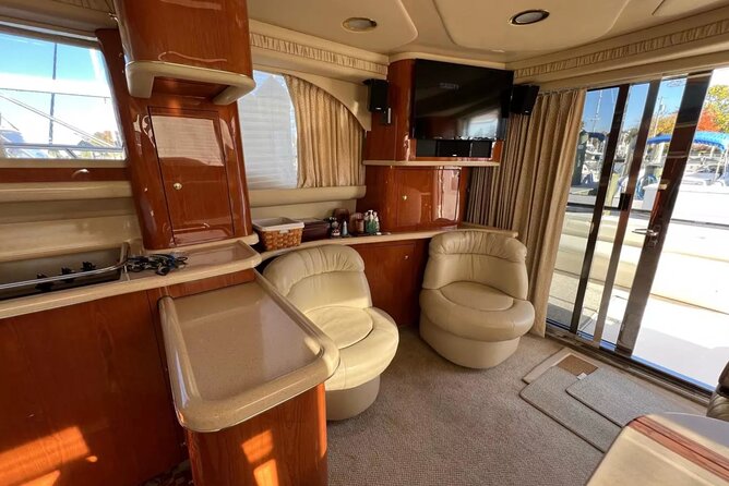 Private Luxury Yacht Cruise Tour in Miami Beach and Biscayne Bay - What the yacht setup means for your group