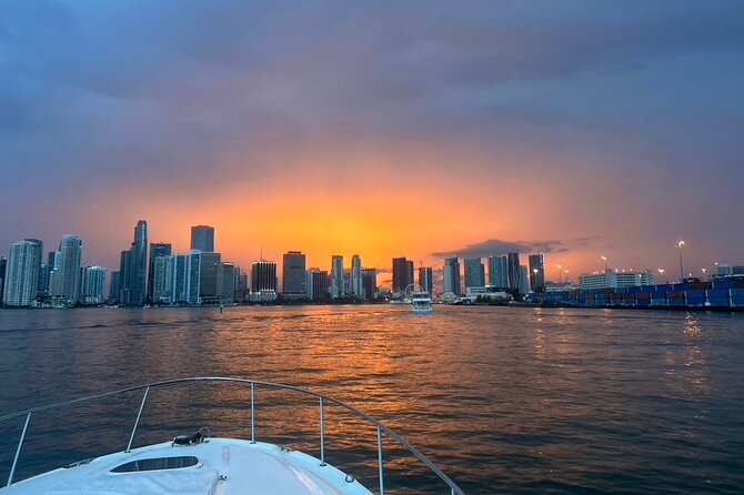 Private Yacht Rental in Miami Up to 12 People - The Skyline Photo Opportunity