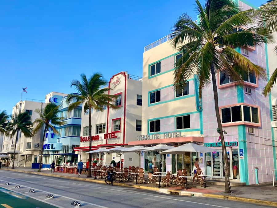 South Beach Sweets Tour: Donuts, Pastelitos, and Patisseries - Walking toward Ocean Drive