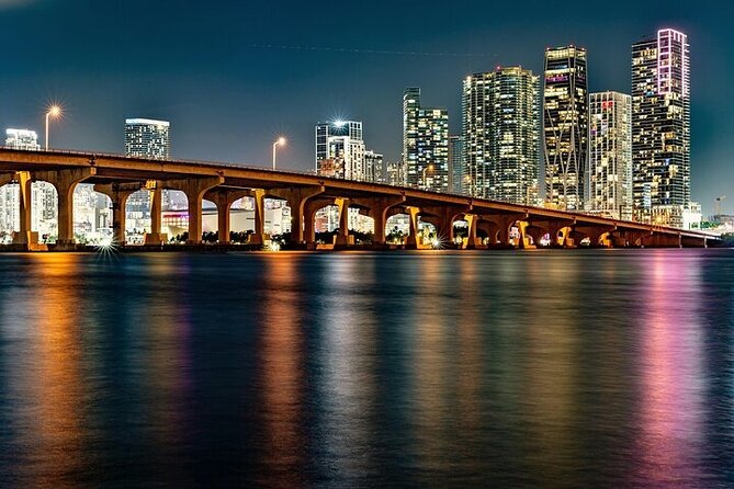 The best Miami boat party with DJ, drinks and lights of the city - The boat party, DJ, and dance floor