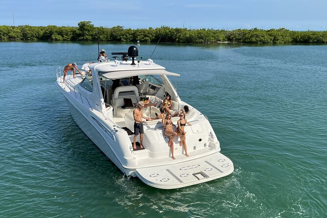 The BIG Sundancer Rental in Miami Beach - What is included for swimming and relaxing
