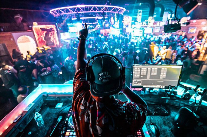 Ultimate South Beach Bar Crawl in Miami - Party hosts keep the night moving