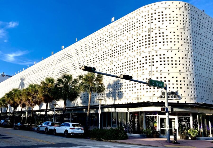 Walking Tour with Cocktails(optional) Miami - How the Small Group Changes the Experience